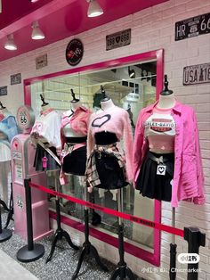 Kpop Store Ideas, College Style Outfits, Mannequin Ideas, Korean Fashion Store, Kpop Store, Chinese Fashion Street, Space Outfit, Chinese Fashion, Store Ideas