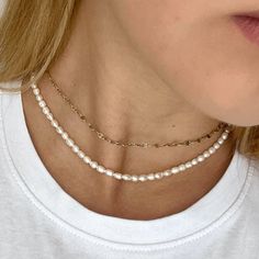 Collana girocollo in argento placcato oro rosa 18kt con perle ovali irregolari che rievocano la forma di un chicco di riso, nella tradizione sempre considerato simbolo di felicità e buona salute. Lunghezza collana: 38 cm + allungo 2,5 cm Dimensione perle: 0,3 x 0,5 mm Pearl Necklace With Delicate Round Beads, Rose Gold Pearl Chain Necklace, Oval Pearl Necklaces, Oval Pearl Necklace With Pearl Charm, Wedding Jewellery, Or Rose, Wedding Jewelry, United Kingdom