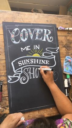 Handlettering  in timelapse video Creative Chalkboard Ideas, Chalk Art Coffee, Sidewalk Chalkboard Sign, Cafe Chalkboard, Food Lettering, Chalkboard Art Quotes, Chalkboard Wall Art, Yayoi Kusama Pumpkin, Chalkboard Writing