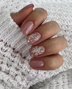 winter nails short simple Short Nail Inspiration Simple, Short Christmas Nail Ideas, Snowflake Nail Design, Elegant Touch Nails, Christmas Nail Ideas, Snowflake Nail, Festive Nail Designs, Mauve Nails, Holiday Nails Christmas