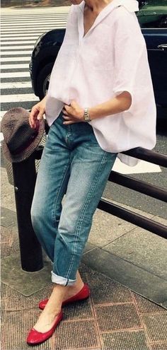 Red Flats Outfit, Casual Chic Outfits, Look Jean, The Best Street Style, Best Street Style, Mode Inspo, 가을 패션, Red Shoes, Japanese Fashion