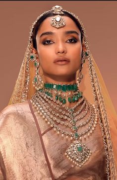 Indian Outfits Modern, Asian Bridal Hair, Pakistani Party Wear Dresses, Indian Bridal Photos, Saree Designs Party Wear, Indian Bridal Wear, Antique Gold Jewelry, Asian Bridal, Indian Jewelry Sets