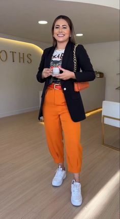 Orange Blazer Work Outfit, Womens Orange Pants Outfit, Orange Pants Outfit Work, Pantalon Naranja Outfits, Orange Trousers Outfit, Funky Business Casual, Orange Pants Outfit, Casual Bar Outfits, Pantalon Orange