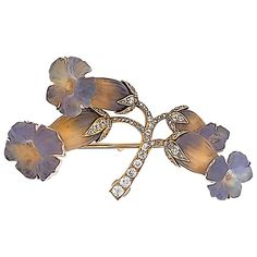 René Lalique (1860-1945), the indisputable genius of Art Nouveau taking form botanical and feminine inspiration to create this beautiful brooch. Designed as a spray of daffodils composed of carved bluish gray glass, the stems set with rose-cut diamonds, signed Lalique. Circa 1900 Feminine Inspiration, Fleurs Art Nouveau, Diamond Flower Brooch, Lalique Jewelry, Bijoux Art Nouveau, Brooch Art, Antique Necklaces Design, Rene Lalique, Lalique Crystal