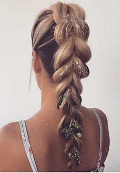 Pra Quem tem Estilo Ghd Hair, Up Dos For Prom, Easy Updo Hairstyles, Fest Outfits, Medium Curly, Up Dos, Hair Hoco, Prom Hairstyles For Long Hair, Peinados Fáciles Para Cabello Corto