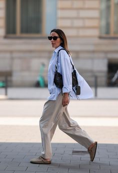 16 Birkenstock Outfits That Prove How Versatile They Are Birkenstock Street Style, How To Wear Birkenstock, Boston Birkenstock, Clog Outfit