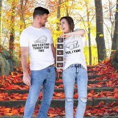 T-shirt drôle de couple pour Thanksgiving annonçant une nouvelle grossesse. Ce t-shirt est parfait pour les couples qui souhaitent partager des nouvelles passionnantes pendant la saison de Thanksgiving. Il apporte une ambiance légère et humoristique, s'intégrant parfaitement dans les réunions décontractées et les fêtes de fin d'année. Idéal pour les futurs parents qui fêtent les fêtes avec leurs proches. Chaque chemise est vendue séparément, veuillez choisir la couleur et la phrase que vous souhaitez, et répétez le processus si vous commandez pour un thème de couple ou un groupe. Informations sur la taille Cette chemise est de coupe décontractée et de style UNISEXE, ce n'est PAS spécifiquement un vêtement de taille de maternité. Couples Thanksgiving, Expecting Couple, Fall Pregnancy, Thanksgiving Friendsgiving, Fall Maternity, Maternity Tees, Funny Couples, Baby Reveal, Exciting News