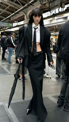 Edgy Feminine Outfits, Runway Streetwear, Matrix Fashion, Black Tie Outfit, Tomboy Streetwear, Korean Streetstyle, Sf Fashion, Harajuku Outfit, Architect Fashion