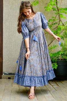 Frock Designs For Women, Kurti Wedding, Wedding Bollywood, Simple Frock Design, Long Gown Design, Cotton Gowns, Gaun Fashion