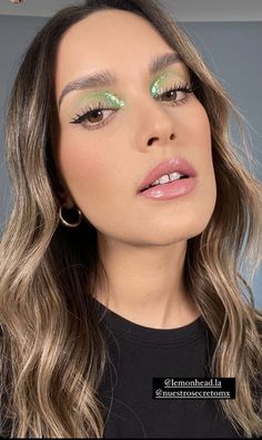 Descubra o segredo para uma maquilhagem de sereia deslumbrante! 🧜‍♀️✨ Prepare sua pele, brilhe com um iluminador radiante e arrase com sombras inspiradas no mar. #MaquilhagemdeSereia #BrilhoVerão #FestivaldeVerão Ferxxo Makeup Ideas, Ferxxocalipsis Outfit, Ferxxo Outfits, Makeup Verde, Makeup Ojos, Maquillage On Fleek, Concert Makeup, Mekap Mata, Smink Inspiration