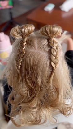 15 Kapsels voor baby / peuter met weinig of dun haar zoals staartje maken - Mamaliefde Cute Toddler Hairstyles, Girly Hairstyles, Girl Hair Dos, Videos Aesthetic, Toddler Hairstyles Girl, Easy Toddler, Crazy Hair Day At School, Peinados Fáciles Para Cabello Corto