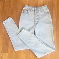 90s Vintage Light Wash High Waisted Tapered Leg Bongo Jeans With An Exposed Button Fly. Tagged Size 3 But Run Small And Fit Sizes 23-24 Best. They’re In Excellent Condition. Waist 23” Rise 10.5” Inseam 29” Hips 32” Vintage Cotton Jeans For Rodeo, Vintage Pink Cotton Jeans, Bongo Jeans, Vintage Non-stretch Cotton Jeans, Cheap Full-length Jeans With Button Closure, 90s Vintage, Vintage Lighting, Colored Jeans, Tapered Legs