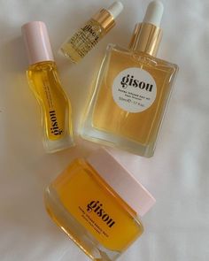 Gisou Honey Infused Lip Oil, Gisou Honey Lip Oil, Gisons Oil, Yellow Wishlist, Gisou Lip Oil, Honey Skin Care, Aesthetic Health, Tattoo Health