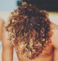 Blonde Highlights Curly Hair, Long Curly Hair Men, Men's Curly Hairstyles, Highlights Curly Hair, Mens Hairstyle, Wavy Hair Men, Men Hairstyles, Black Curly Hair, Blonde Hair With Highlights