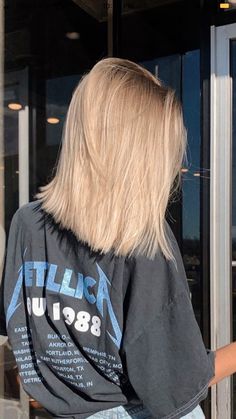 Short Blonde Hair With Volume, Brassy Hair To Blonde, Medium Short Blonde Hair Straight, Blonde Shoulder Length Hair Straight, Urban Hairstyles, Stronger Hair