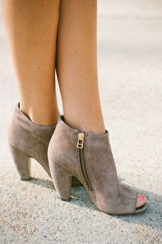 Peep Toe Ankle Boots, Stylish Boots, Manish, Crazy Shoes, Shoe Obsession, Clothing Styles, Nike Sneakers, Shoe Lover, Chunky Heel