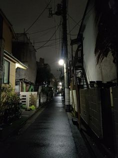 an alleyway at night with street lights on