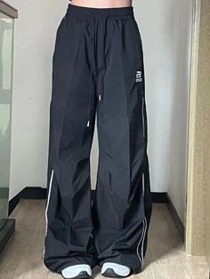 Hip Hop Pants, Track Pants Women, Sports Pants Women, Streetwear Mode, Trouser Outfits, Crop Top Dress, 90s Streetwear, Cargo Pants Women, Pop Punk