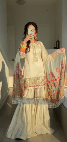 White Gharara, Gharara Designs, Desi Fits, Haldi Outfits, Outfits Indian, Pakistani Suit, Pakistani Wedding Outfits, Outfits Woman, Pakistani Dresses Casual