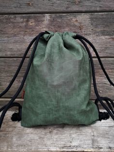 a green bag sitting on top of a wooden bench