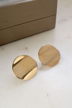 Vintage Gold Round Clip On Earrings. Diameter: 7/8" Vintage condition!  Back to the shop: https://www.etsy.com/shop/SusVintage?ref=hdr_shop_menu If you have any questions feel free to contact me. Thank you!! Wife Birthday Gift Ideas, Bride Wedding Ideas, Gift For Wife Birthday, Bride Wedding Jewelry, Wedding Jewelry Ideas, Wedding Bride Jewelry, Vintage Gift Ideas, Bridesmaids Jewelry, Vintage Gifts Ideas