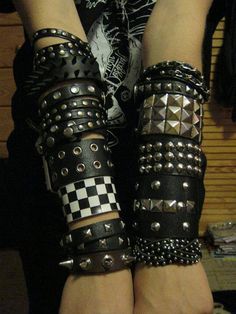 Me gustan estas pulseras. Emo Mode, Stile Punk Rock, Scene Clothing, Boho Mode, Scene Emo, Scene Kids, Emo Outfits