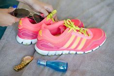 22 Life-Changing Shoe Hacks to Add to Your Repertoire - The Krazy Coupon Lady Diy Clothes Life Hacks, Fashion Hacks Clothes, Clean Shoes, Clothing Hacks, Packing Tips