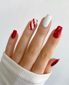 Diseños de uñas para darle la bienvenida a la Navidad | Glamour Red And White Nails, Red Nail Designs, Christmas Nail Designs