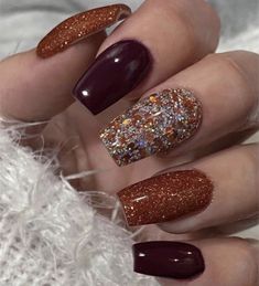 Fall Into Christmas Nails, Thanksgiving Sparkle Nails, Dip Nail Fall Ideas, Holiday Nails Thanksgiving Fall, Sparkly Thanksgiving Nails, Glitter Fall Nail Designs, Fall Pedicure Ideas 2024