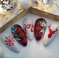 Christmas is a time of joy, warmth, and togetherness. While we decorate our homes and dress up for the season, why not add some holiday cheer to your nails as well? Simple Christmas nails are an easy and fun way to show off your festive spirit. Whether you’re getting ready for a cozy family gathering or a stylish office party, simple Christmas nails can be the perfect accessory. Christmas Nail Designs Easy, Winter Nail Art Designs, Holiday Nail Designs, Holiday Nail Art