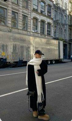 #fall #winter #ootd #simple Amsterdam Outfit, Uggs Outfits, Nyc Winter Outfits, Ny Outfits, Nyc Outfits, Europe Outfits, London Outfit