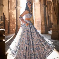 Botas Outfit, भारतीय दुल्हन संबंधी, Lehenga Choli For Women, White Lehenga, Saree Bollywood, Indian Lehenga Choli, Lehenga Choli Wedding