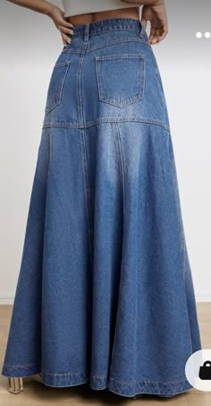 Look Boho Chic, Blue Jeans Crafts, Denim Maxi Dress, Denim Ideas, Upcycle Jeans, Denim Skirt Women, Denim Diy, Classy Dress Outfits, Sewing Skirts