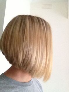 10 Classic Medium Length Bob Hairstyles | PoPular Haircuts Back Of Bob Haircut, Bob Haircut Back View, Reverse Bob, Womens Bob Hairstyles, Stacked Hairstyles, Aline Bob, Medium Bob Haircut, Stacked Bob Hairstyles, Stacked Bob