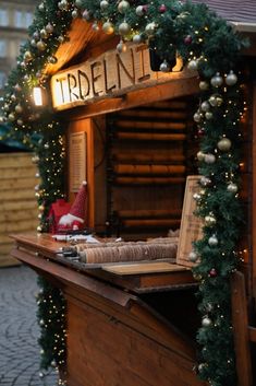 a christmas display with lights and decorations on the outside, including a sign that reads trdelin