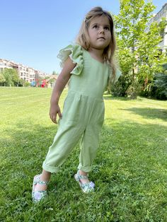 Check out our sleeveless linen overall for toddler girls. Both playful and stylish, it`s the perfect chic yet relaxed look for a day of outdoor adventure. Simplify your toddler's summer days with this effortless, simple & easy one-piece playsuit pattern made from pure linen. PATTERN INCLUDESSizes: 3, 4, 5, 6, 7, 8, 9, 10YStep-By-Step sewing instructions in EnglishHow much fabric you need for each sizeFabric suggestions and materialsA pattern layoutVisible seam allowanceHow to print the patte Jumpsuit Pattern Free, Jumpsuit Sewing Pattern, Playsuit Pattern, Jumpsuit Sewing, Linen Overall, Girls Pinafore Dress, Jumpsuit Pattern Sewing, Girls Ruffle Dress, Girls Pinafore