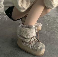 Internet Romance, Fuzzy Boots, Cute Shoes Heels, Winter Themed, Aesthetic Shoes, Moon Boots, Grunge Style