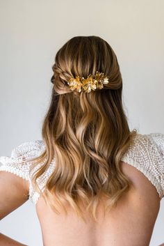 Bridal Hair Comb Flowers, Simple Hair Wedding Styles, Bridal Flower Comb, Headpiece Flower, Vacation Hairstyles, Gold Hair Comb, Flower Comb