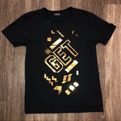 Available In “Like New” Condition Is A Zara Man Black/Gold “Get” T-Shirt Sz. Large. Comes From A Smoke Free Home-No Holes/Tears/Stains (See Pics-Indentation Noted). Bundle & Save - Add’l 15% Off When You Bundle 2+ Items. Note: I’m Pretty Meticulous About What I List, So Know I Will Disclose Any Flaws. However, I Apologize If There Are Ever Any Oversights. I Strive For 5-Star Service. Shirt Was Not Worn Only Tried On-Don’t Have Tags. Any ?’S Let’s Connect! Thanks For Shopping By & Follow Me! Trendy Tan T-shirt With Logo Print, Gold T-shirt With Letter Print For Summer, Trendy Zara Graphic Print T-shirt, Trendy Zara T-shirt For Streetwear, Trendy Gold T-shirt For Summer, Trendy Gold Summer T-shirt, Tan Graphic Tee With Crew Neck, Tan Graphic Tee Shirt With Crew Neck, Gold Casual T-shirt With Letter Print