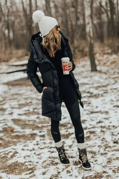 Snow Boots Outfit, Portret Feminin, Sweat Noir, Winter Outfits Snow, Black Snow Boots, Long Puffer Jacket