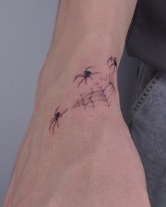 a spider web that is not woven as it should be. 🕷️ . . #spidertattoo #spidertattoos #handtattoo #fineline #finelinetattoo #buracks