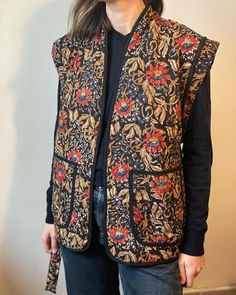 Quilted Vest Outfit, Mode Batik, Mode Country, Waistcoat Outfit, Gilet Kimono, Corset Fashion Outfits, Wearable Art Clothing, Quilted Gilet, Patchwork Clothes