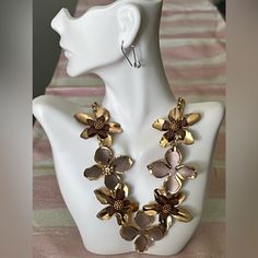 Torrid Gold/Bronze Tone Floral Necklace 18” With 3’ Extender. Never Worn/Like New Handmade Gold Flower Necklace For Party, Elegant Flower Necklace, Floral Necklace, Brown Gold, Womens Jewelry Necklace, New Color, Jewelry Necklaces, Like New, Women Jewelry