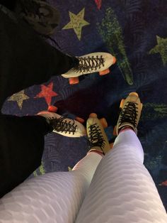 Roller Skating Dates, Roller Skating Couple Aesthetic, Roller Skating Date Aesthetic, Couples Roller Skating, Roller Skate Couple