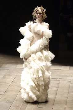 Gemma Ward @ Alexander McQueen Fall 2006 Alexander Mcqueen Savage Beauty, Alexander Mcqueen Fashion, Mcqueen Fashion, Luxury Silk, Paris Fashion