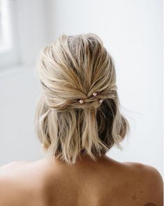 大晦日は友達とくつろいだり、新しい外観を披露したりするのに最適な夜です。… Hairstyles Bridesmaid, Short Wedding Hair, Short Wavy, Bridesmaid Hairstyles, Penteado Cabelo Curto, Short Hairstyle, Hairstyles Black, Formal Hairstyles, Wedding Hair And Makeup