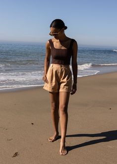 tailored a line short Khaki Summer Outfit, Long Khaki Shorts Outfit, Fabric Shorts Outfit, Brown Shorts Outfit Summer, A Line Shorts Outfit, Tan Shorts Outfit Summer, Brown Shorts Outfit Aesthetic, Brown Short Outfit, Khaki Shorts Outfit Aesthetic