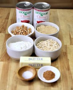 the ingredients to make an oatmeal smoothie are displayed in small bowls