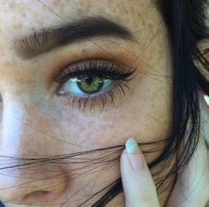 Is this a pretty girl with freckles? Yes. Does she have green eyes? Yes! Brown hair? Yes!! Thank you. Finally. Eye References, Make Up Mata, Makeup Shades, Emerald Eyes, Makijaż Smokey Eye, 얼짱 소녀, Celebrity Makeup Artist