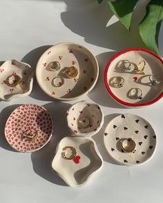 Small Christmas Gifts Ideas, Inspo Clay Ideas, Jewelry Pottery Holder, Little Pottery Ideas, Ideas To Do With Clay, Gifts Handmade Ideas, Clay Paint Ideas, Self Drying Clay Ideas, Crafts And Art